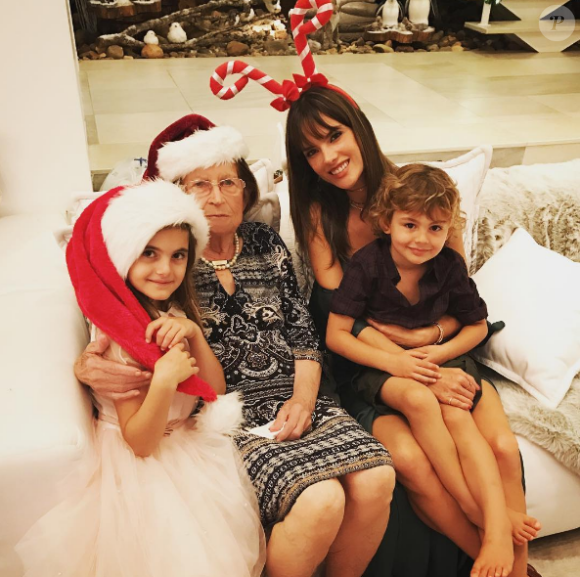 Alessandra Ambrosio fête Noël en famille. Photo postée sur Instagram le 25 décembre 2016.