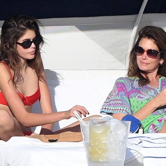 Cindy Crawford, son mari Rande Gerber et leurs enfants Kaia et Presley passent Noël à la plage, le 25 décembre 2016, à Miami.