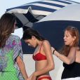 Cindy Crawford, son mari Rande Gerber et leurs enfants Kaia et Presley passent Noël à la plage, le 25 décembre 2016, à Miami.