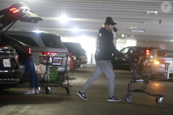 Exclusif - Ashton Kutcher et sa femme Mila Kunis avec leurs enfants Wyatt et Dimitri sont allés prendre le petit-déjeuner dans le quartier de Studio City et sont allés faire des courses chez Ralph's à Los Angeles, Californie, Etats-Unis, le 26 décembre 2016.