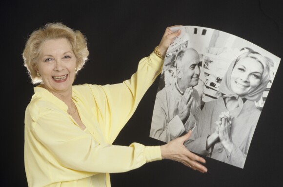 Archives - Claude Gensac posa une photo d'elle et de Louis Funès à Paris en 1988
