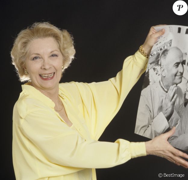 Archives - Claude Gensac posa une photo d'elle et de Louis Funès à Paris en 1988