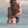 Kevin Trapp et sa compagne Izabel Goulart se baignent lors de leurs vacances à Saint-Barthélemy, le 25 décembre 2016.