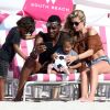 Doutzen Kroes, son mari Sunnery James et leurs enfants Phyllon et Myllena jouent au football et profitent du soleil sur la plage de Miami, le 1er janvier 2017.