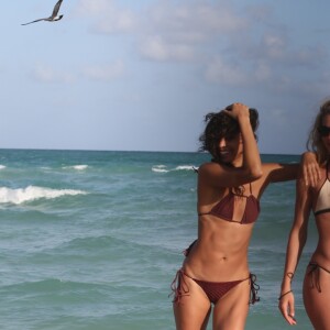 Doutzen Kroes et Joan Smalls profitent du soleil sur la plage de Miami, le 1er janvier 2017.