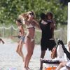Doutzen Kroes, son mari Sunnery James et leurs enfants Phyllon et Myllena jouent au football et profitent du soleil sur la plage de Miami, le 1er janvier 2017.