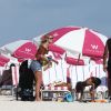 Doutzen Kroes, son mari Sunnery James et leurs enfants Phyllon et Myllena jouent au football et profitent du soleil sur la plage de Miami, le 1er janvier 2017.