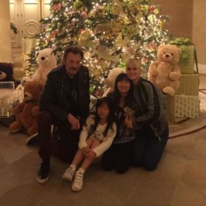 Johnny Hallyday avec sa femme Laeticia et ses filles Jade et Joy, au Beverly Hills Hotel, de Los Angeles. Instagram, décembre 2016. Cette photo a suscité bien des commentaires... à tort !