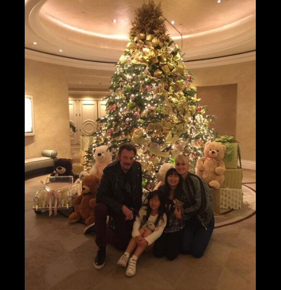 Johnny Hallyday avec sa femme Laeticia et ses filles Jade et Joy, au Beverly Hills Hotel, de Los Angeles. Instagram, décembre 2016. Cette photo a suscité bien des commentaires... à tort !