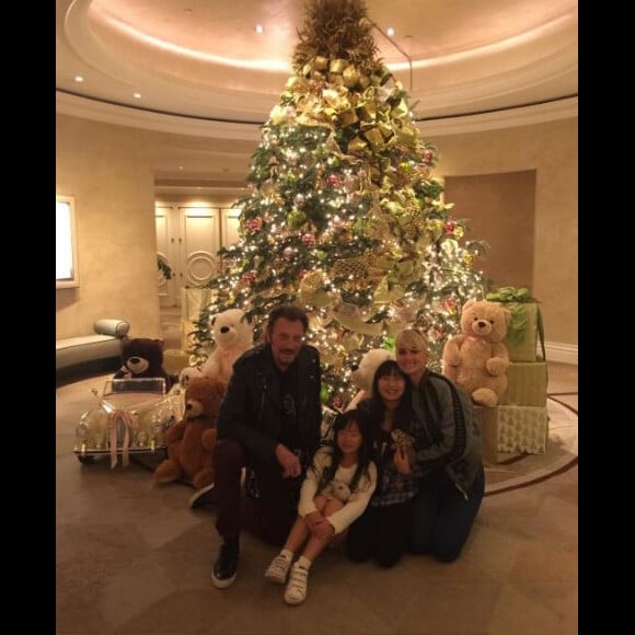 Johnny Hallyday avec sa femme Laeticia et ses filles Jade et Joy, au Beverly Hills Hotel, de Los Angeles. Instagram, décembre 2016. Cette photo a suscité bien des commentaires... à tort !