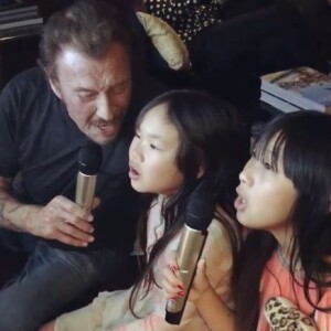 Laeticia Hallyday a partagé cette photo de Johnny chantant avec ses filles Jade et Joy pour le jour de l'An. Instagram, le 31 décembre 2016