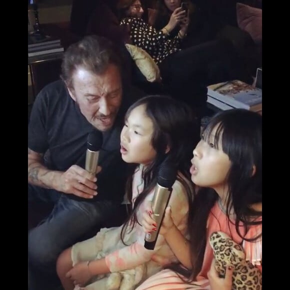Laeticia Hallyday a partagé cette photo de Johnny chantant avec ses filles Jade et Joy pour le jour de l'An. Instagram, le 31 décembre 2016