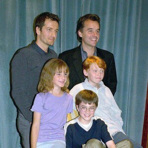 Emma Watson, Daniel Radcliffe, Rupert Grint, Chris Columbus et David Heyman en 2000.