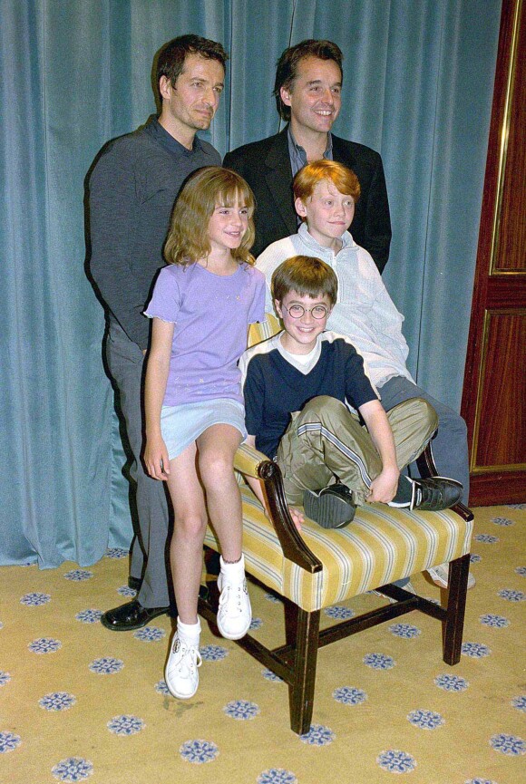 Emma Watson, Daniel Radcliffe, Rupert Grint, Chris Columbus et David Heyman en 2000.