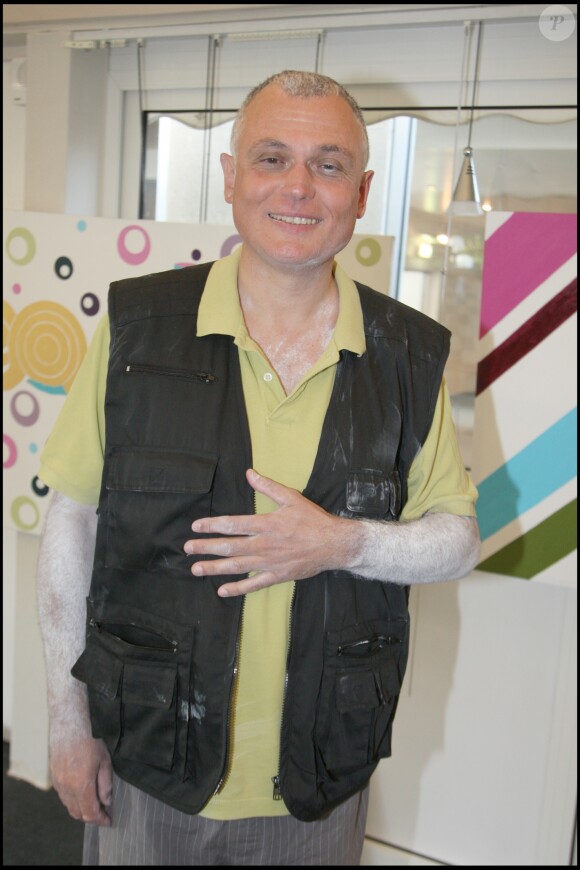 RICHARD CROSS - DEFILE DE TABLEAUX "LES DROITS DE L' AME" A L' ESPACE CARDIN. DES PERSONNES DEFILENT EN PORTANT DES TABLEAUX RACONTANT L' HISTOIRE D'UNE VIE DONT L' AMOUR PERMET D'EN FRANCHIR LES ETAPES. 02 JUIN 2009