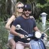Heather Graham et son compagnon Tommy Alastra se relaxent sur une plage de Miami le 31 décembre 2016