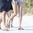 Heather Graham et son compagnon Tommy Alastra se relaxent sur une plage de Miami le 31 décembre 2016