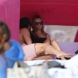 Heather Graham et son compagnon Tommy Alastra se relaxent sur une plage de Miami le 31 décembre 2016