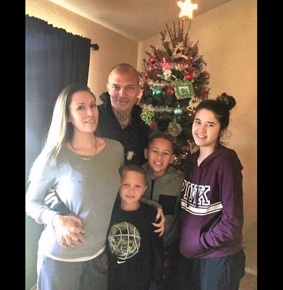 Jeremy Meeks avec sa femme et ses enfants pour Noël, sur une photo publiée sur Instagram le 26 décembre 2016