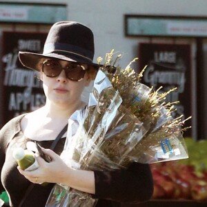 Exclusif - Adèle fait ses courses chez Whole Foods dans le quartier de Beverly Hills à Los Angeles, Californie, Etats-Unis, le 27 décembre 2016. Elle porte une bague à la main gauche...