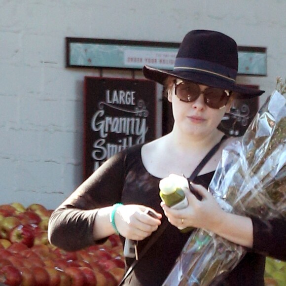 Exclusif - Adèle fait ses courses chez Whole Foods dans le quartier de Beverly Hills à Los Angeles, Californie, Etats-Unis, le 27 décembre 2016. Elle porte une bague à la main gauche...