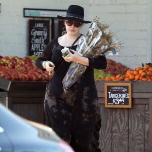 Exclusif - Adèle fait ses courses chez Whole Foods dans le quartier de Beverly Hills à Los Angeles, Californie, Etats-Unis, le 27 décembre 2016. Elle porte une bague à la main gauche...