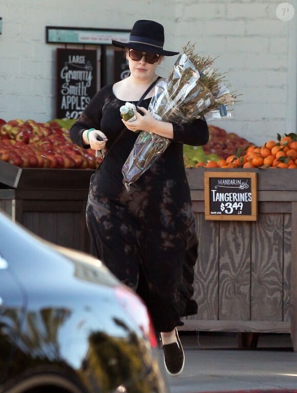 Exclusif - Adèle fait ses courses chez Whole Foods dans le quartier de Beverly Hills à Los Angeles, Californie, Etats-Unis, le 27 décembre 2016. Elle porte une bague à la main gauche...