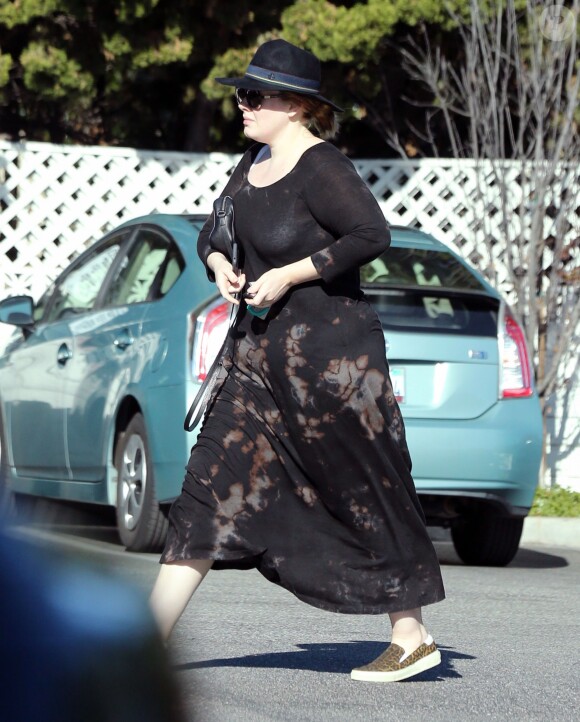 Exclusif - Adèle fait ses courses chez Whole Foods dans le quartier de Beverly Hills à Los Angeles, Californie, Etats-Unis, le 27 décembre 2016. Elle porte une bague à la main gauche...