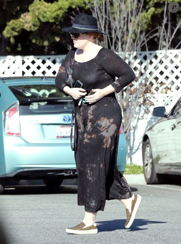 Exclusif - Adèle fait ses courses chez Whole Foods dans le quartier de Beverly Hills à Los Angeles, Californie, Etats-Unis, le 27 décembre 2016. Elle porte une bague à la main gauche...