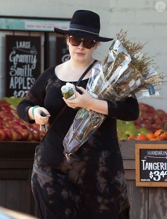 Exclusif - Adèle fait ses courses chez Whole Foods dans le quartier de Beverly Hills à Los Angeles, Californie, Etats-Unis, le 27 décembre 2016. Elle porte une bague à la main gauche...