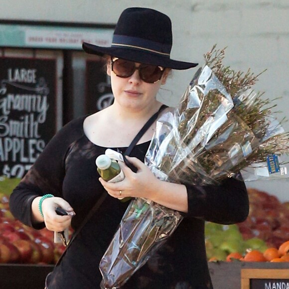 Exclusif - Adèle fait ses courses chez Whole Foods dans le quartier de Beverly Hills à Los Angeles, Californie, Etats-Unis, le 27 décembre 2016. Elle porte une bague à la main gauche...