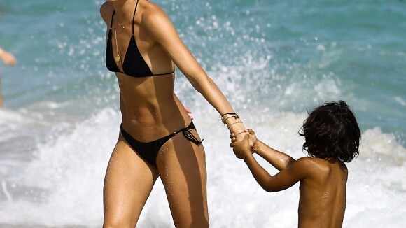 Doutzen Kroes : Maman sexy en vacances avec ses enfants
