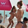 Doutzen Kroes et ses enfants Phyllon et Myllena s'amusent sur la plage de Miami. Le 3 janvier 2017.