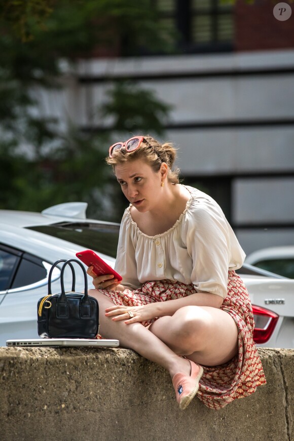 Exclusif - Lena Dunham en grande discussion téléphonique dans les rues de New York, le 27 juin 2016.