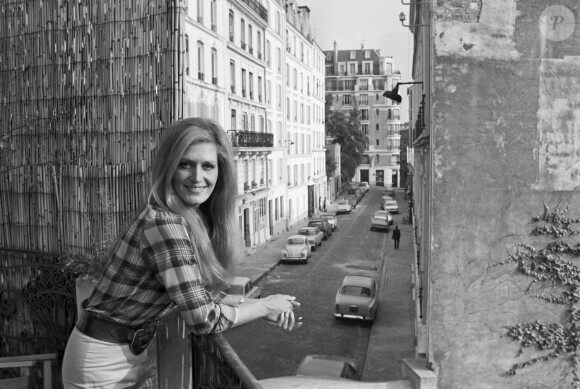 Archives - En France, à Paris, la chanteuse Dalida chez elle le 27 septembre 1972.