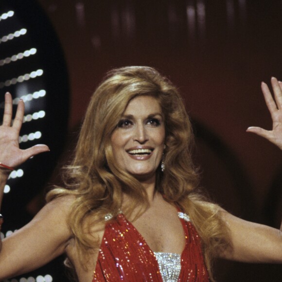 Archives - En France, à Paris, Dalida sur le plateau d'une émission le 29 décembre 1978.