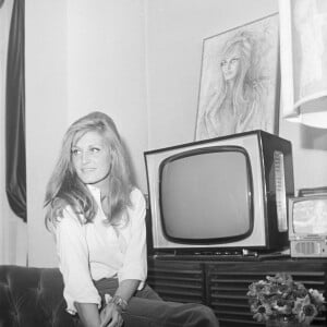 Archives - En France, à Paris, Dalida chez elle le 26 février 1969.