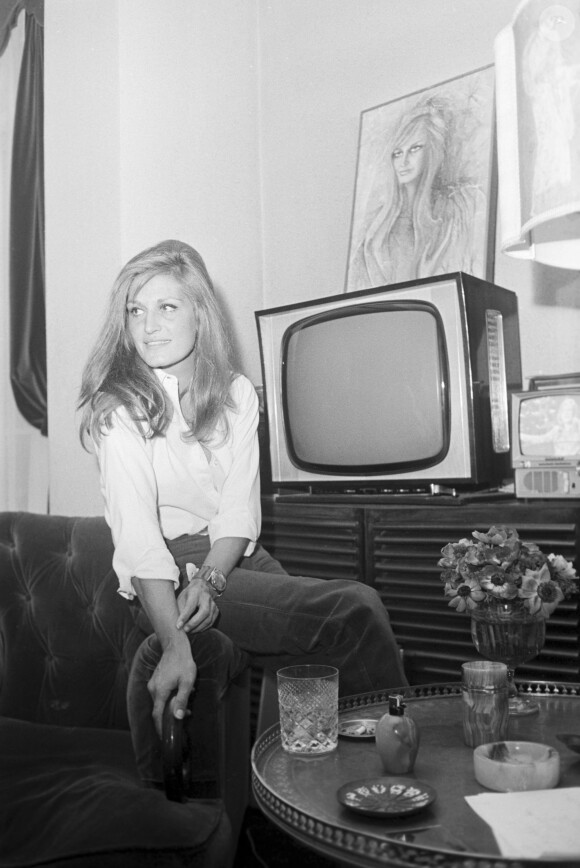 Archives - En France, à Paris, Dalida chez elle le 26 février 1969.
