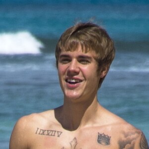 Justin Bieber discute avec des fans lors de ses vacances à La Barbade le 28 décembre 2016