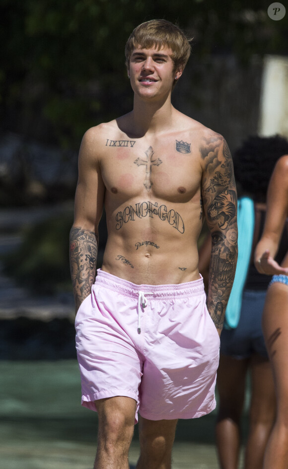 Justin Bieber discute avec des fans lors de ses vacances à La Barbade le 28 décembre 2016