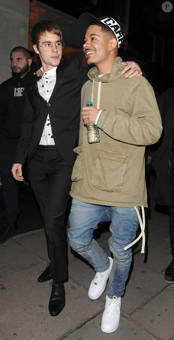 Justin Bieber et son danseur CJ Salvador arrivent au club Tape à Londres, le 28 novembre 2016