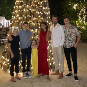 Victoria et David Beckham posant avec leurs enfants le 1er janvier 2017 aux Maldives