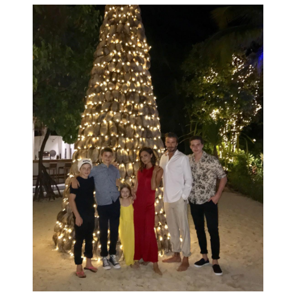 Victoria et David Beckham posant avec leurs enfants le 1er janvier 2017 aux Maldives