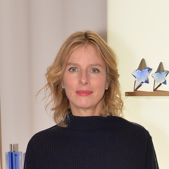 Karin Viard - Le parfum Angel de Thierry Mugler célèbre ses 25 ans au Grand Musée du Parfum à Paris le 5 janvier 2017. Pour l'occasion ANGEL a investi le jardin du magnifique Grand Musée du parfum afin de souffler ses 25 étoiles avec panache et grandeur. 450 cristaux Swarovski... 10 kg de poussières d'étoiles... 50 miniatures ANGEL et... 150 heures de travail auront été nécessaires pour concevoir ce jardin féérique. Des parapluies tel des lustres en cristal Swarovski extraordinaires, et une ambiance lumineuse différente le jour et la nuit ont émerveillé les invités. L'exposition aura lieu jusqu'au 19 février 2017. © Veeren/Bestimage