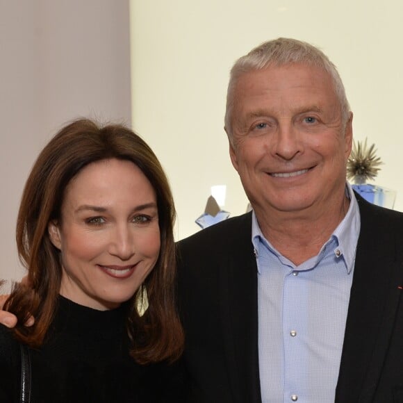 Elsa Zylberstein et Christian Courtin-Clarins (Président du Conseil de Surveillance de Clarins) - Le parfum Angel de Thierry Mugler célèbre ses 25 ans au Grand Musée du Parfum à Paris le 5 janvier 2017. Pour l'occasion ANGEL a investi le jardin du magnifique Grand Musée du parfum afin de souffler ses 25 étoiles avec panache et grandeur. 450 cristaux Swarovski... 10 kg de poussières d'étoiles... 50 miniatures ANGEL et... 150 heures de travail auront été nécessaires pour concevoir ce jardin féérique. Des parapluies tel des lustres en cristal Swarovski extraordinaires, et une ambiance lumineuse différente le jour et la nuit ont émerveillé les invités. L'exposition aura lieu jusqu'au 19 février 2017. © Veeren/Bestimage