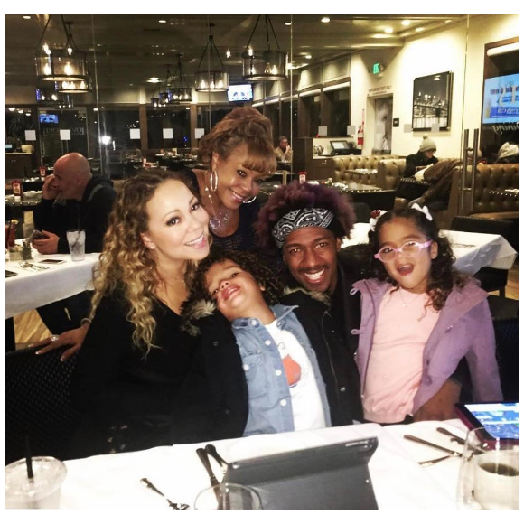 Mariah Carey et Nick Cannon dînent en famille après le fiasco du réveillon. Photo publiée sur Instagram le 5 janvier 2016