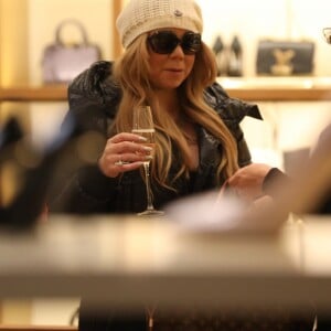 Exclusif - Mariah Carey fait du shopping avec ses enfants Moroccan et Monroe dans la boutique Louis Vuitton avec une coupe de champagne à la main à Aspen dans le Colorado le 23 décembre 2016.