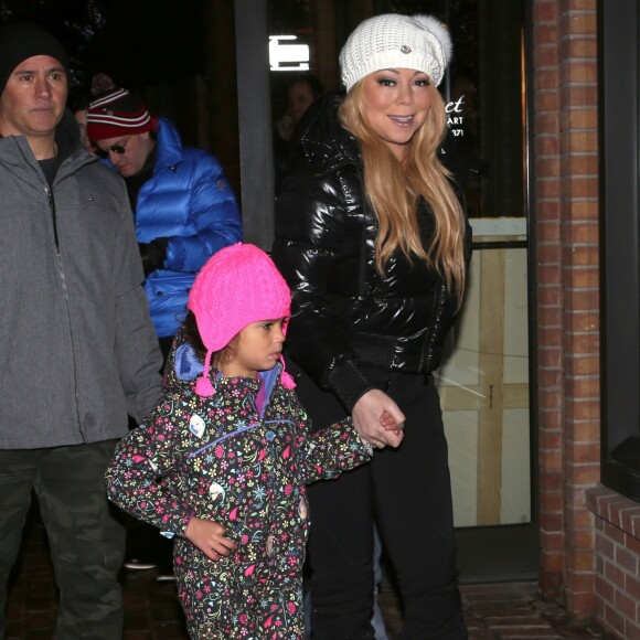 Exclusif - Mariah Carey fait du shopping avec ses enfants Moroccan et Monroe dans la boutique Louis Vuitton avec une coupe de champagne à la main à Aspen dans le Colorado le 23 décembre 2016.