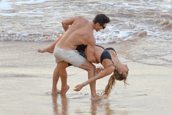 Exclusif - Mariah Carey et son nouveau compagnon le chorégraphe Bryan Tanaka s'embrassent et s'amusent sur la plage à Hawaii, le 28 novembre 2016