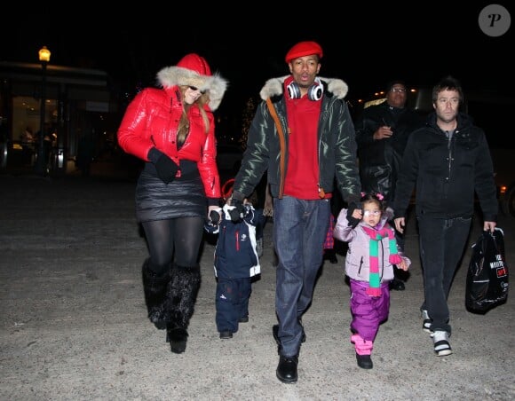Mariah Carey, son mari Nick Cannon et leurs jumeaux Moroccan et Monroe sortent se promener a Aspen, le 23 decembre 2013 ou ils passent quelques jours.